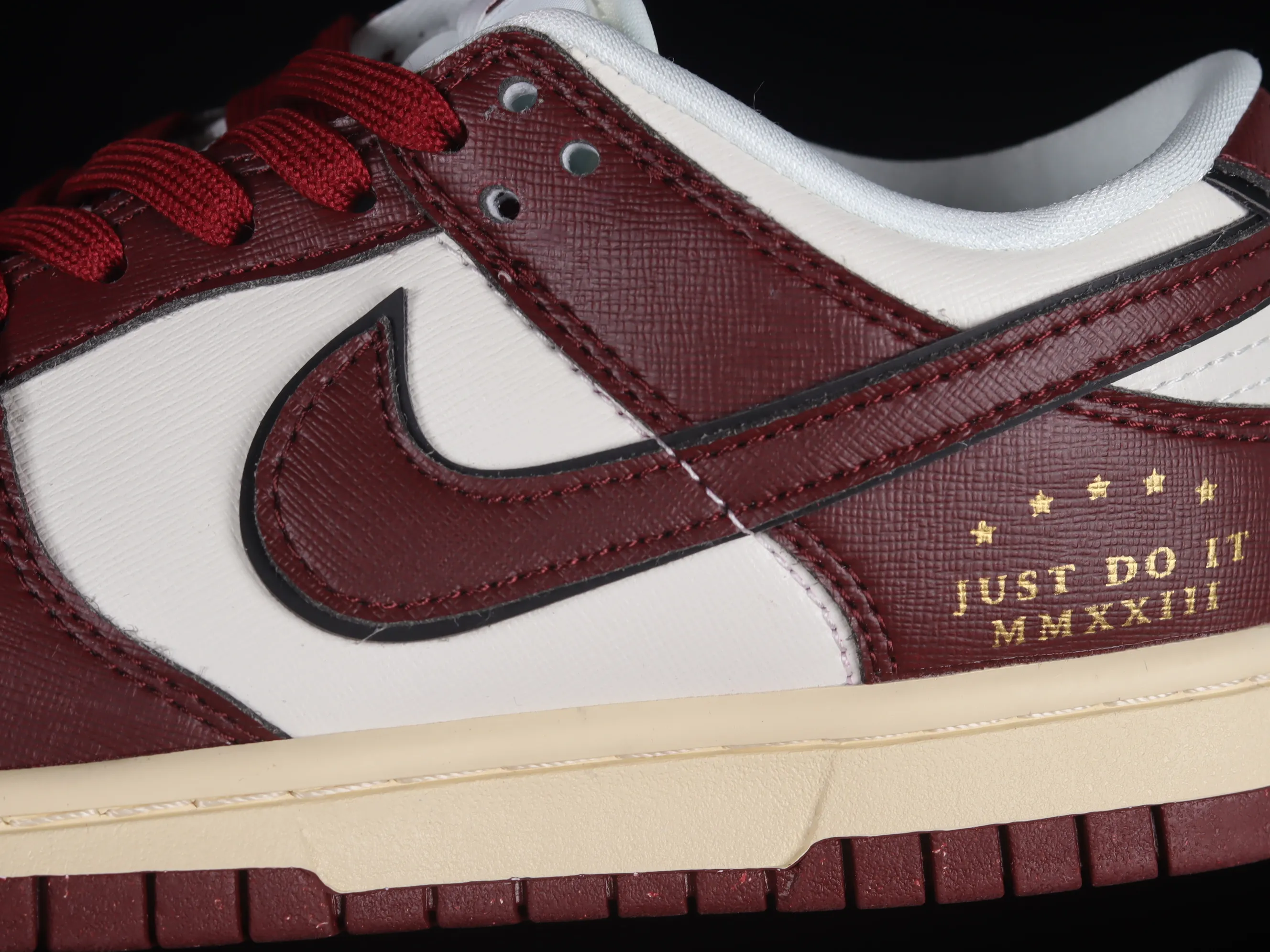 All categories Nk SB Dunk Series Nk SB Dunk Low low-top sneakers Cost-effective version Nk Dunk Low "Team Red" metal buckle burgundy SB low-top sports and leisure sneakers DV1160-101